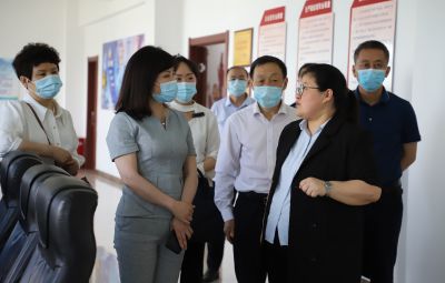 市政協(xié)副主席，市工商聯(lián)主席唐世云蒞臨寶泰隆開展石墨烯新材料專題調(diào)研座談
